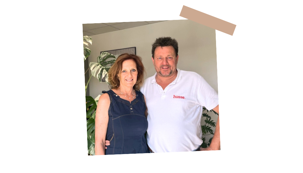 Corrine et Patrick Rumelhart, franchisés Husse, posent ensemble dans un bureau