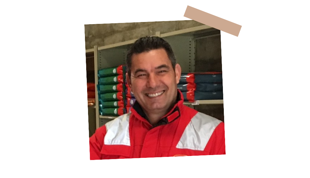 Laurent Rullier, franchisé Husse, souriant dans son entrepôt de produits Husse