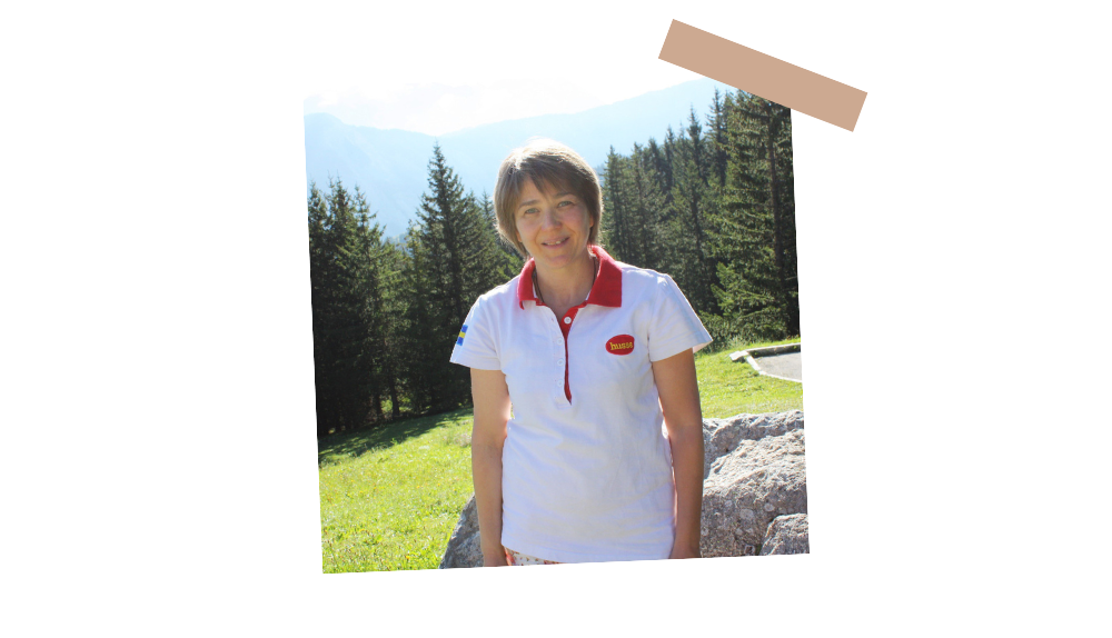 Stéphanie Attia, franchisée Husse, portant un polo  de la marque