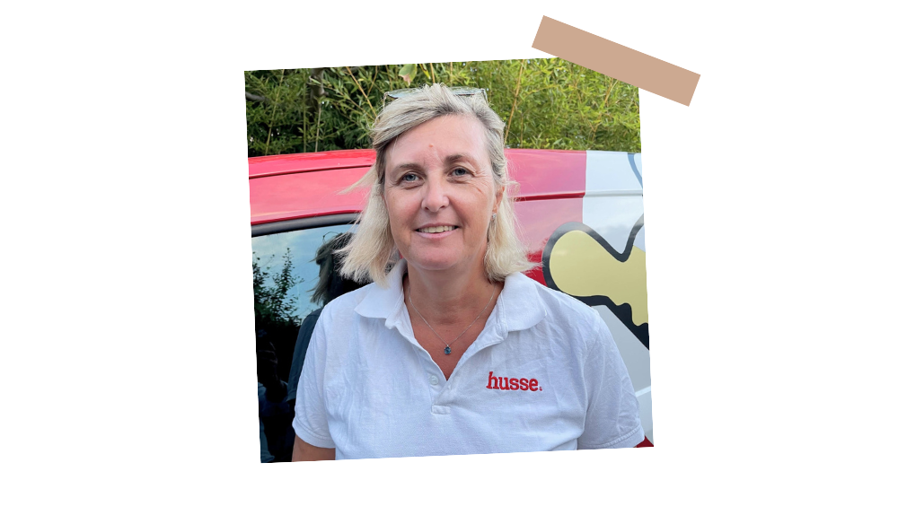 Christel Herleaux, franchisée Husse dans les Bouches-du-Rhône, devant son véhicule de service  logotisé Husse.
