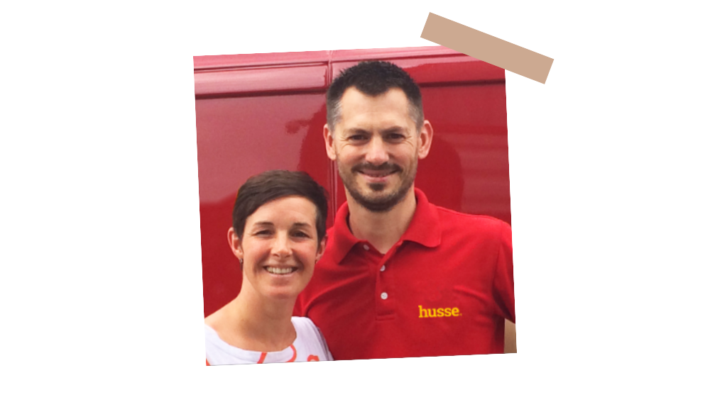 Lydie et Laurent Chevalier, franchisés Husse, souriants devant leur véhicule de livraison logotisé Husse